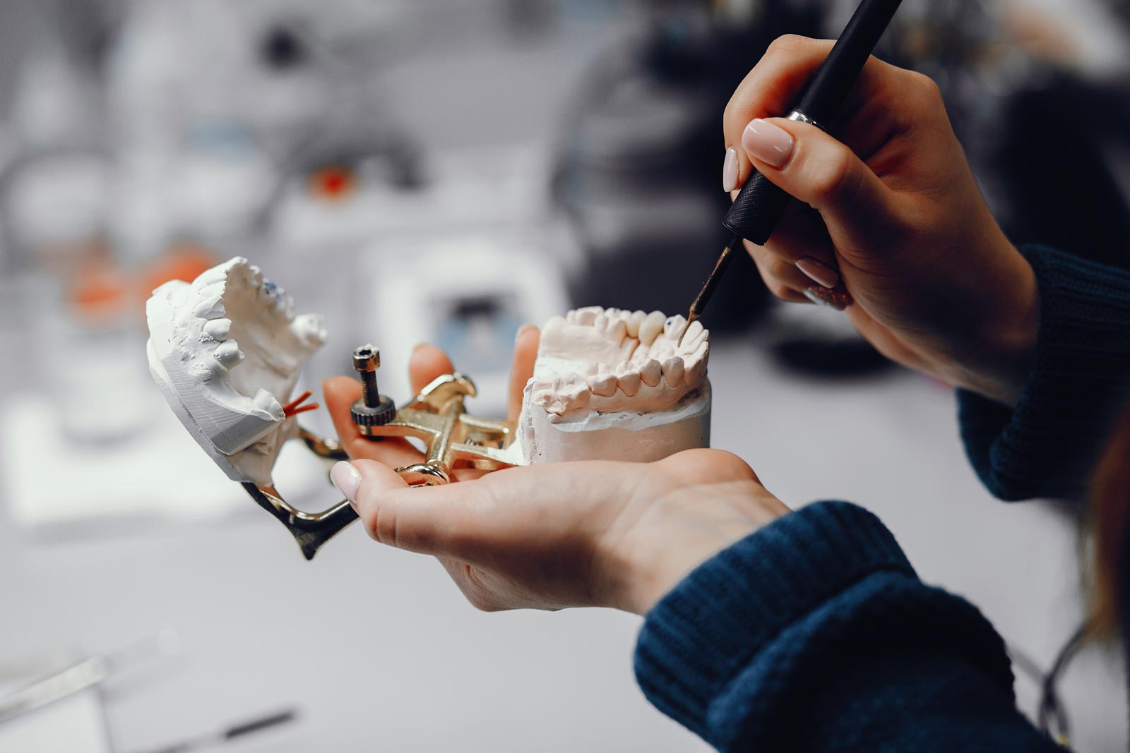 una dentista monta un impianto dentale