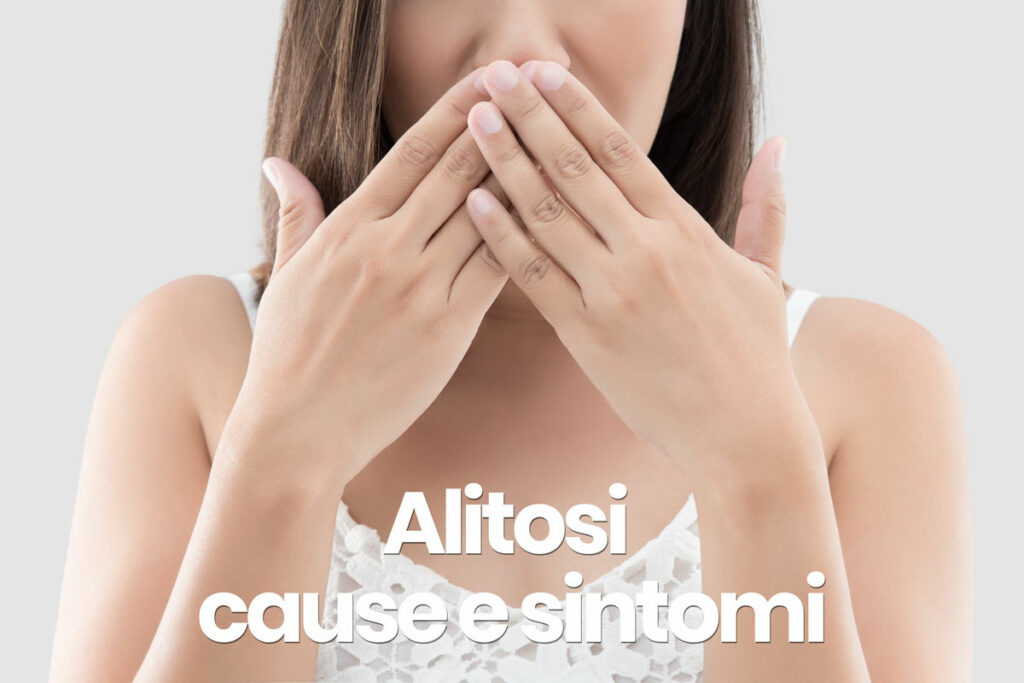 ragazza che si copre la bocca per soffre di alitosi