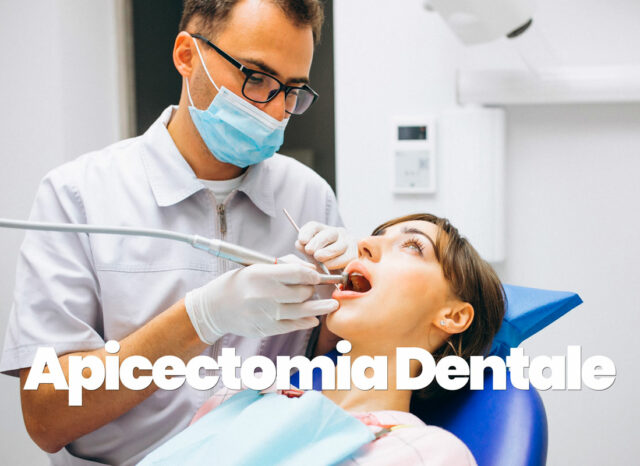 dentista pratica apicectomia dentale a una donna