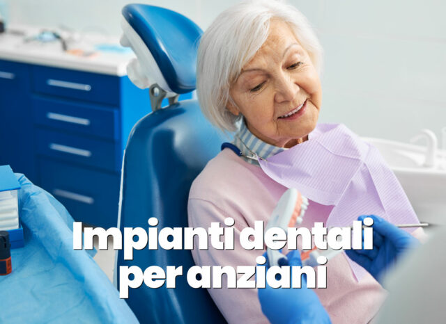 dentista mostra impianti dentali a una signora anziana