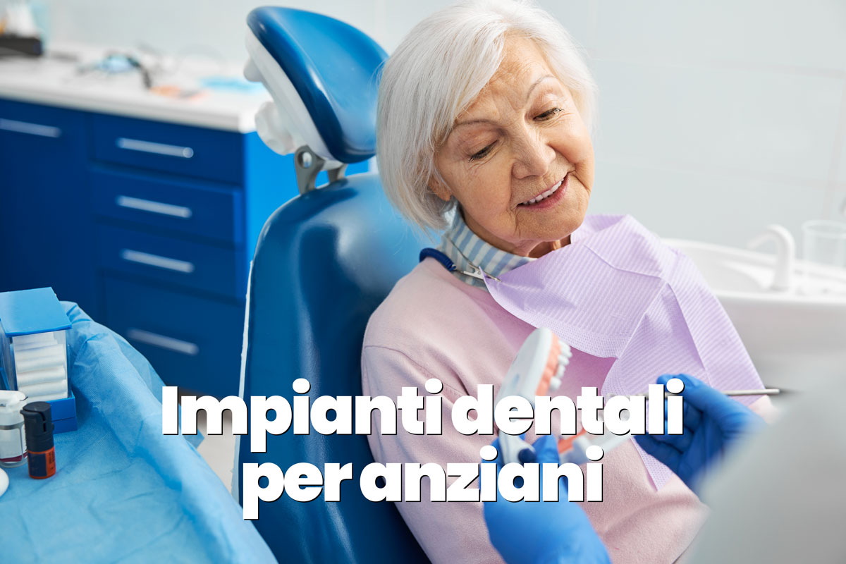 dentista mostra impianti dentali a una signora anziana