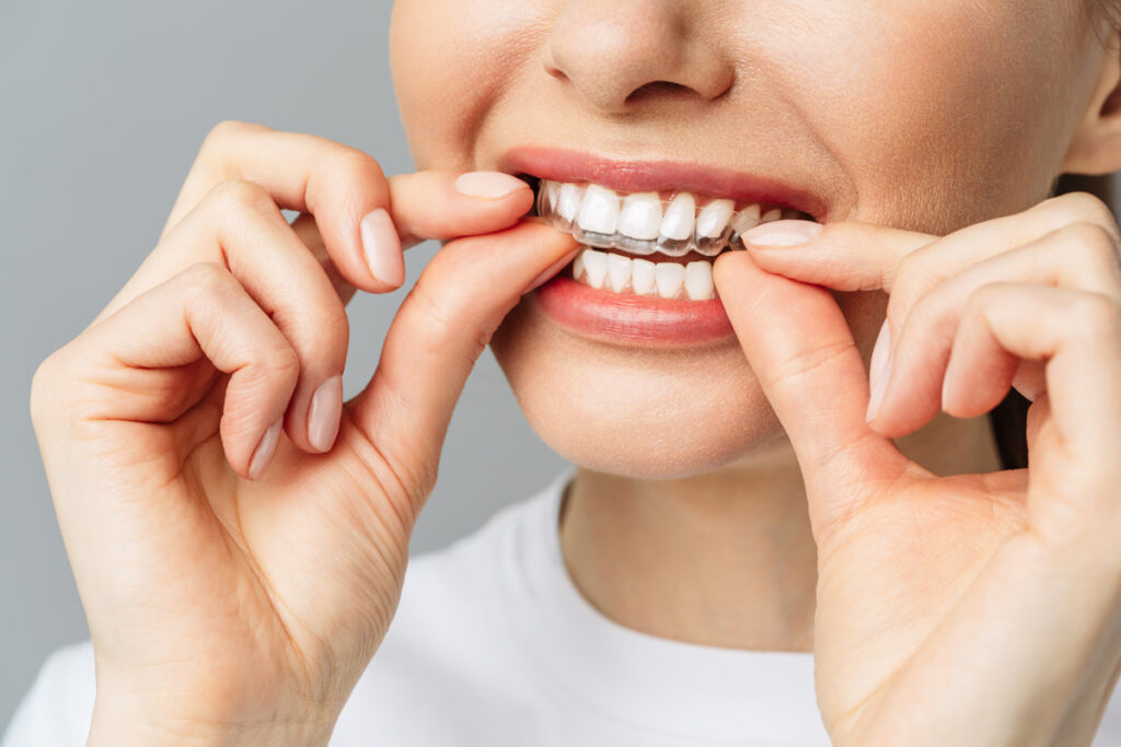 premi la mascherina sui denti